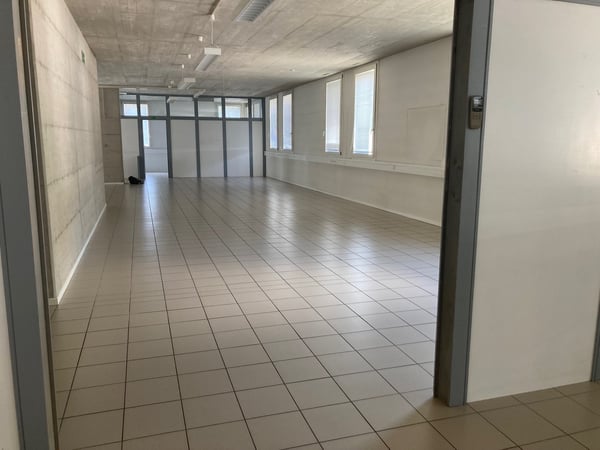 MEZZOVICO - Ufficio moderno e funzionale 1