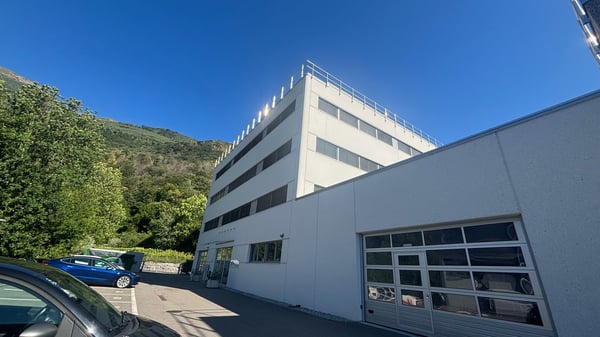 MEZZOVICO - ufficio nuovo, luminoso e moderno 2