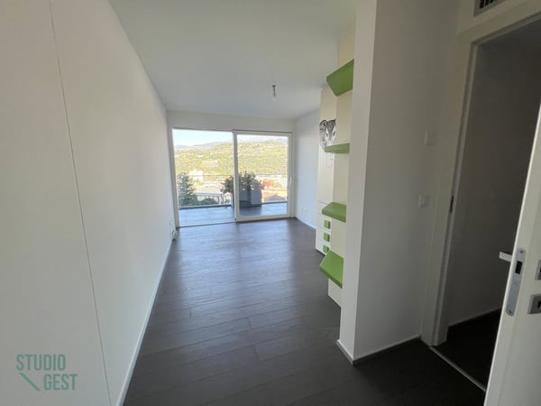 Elegante attico con grandissima terrazza coperta 12