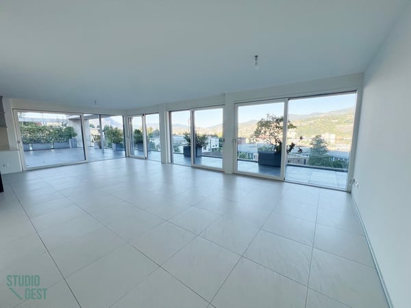 Elegante attico con grandissima terrazza coperta 1