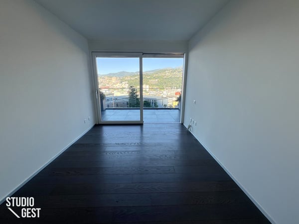 Elegante attico con grandissima terrazza coperta 15