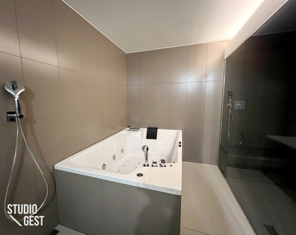 Elegante attico con grandissima terrazza coperta 25