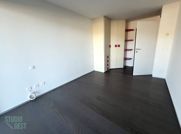 Elegante attico con grandissima terrazza coperta 18