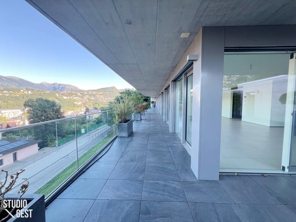 Elegante attico con grandissima terrazza coperta 4