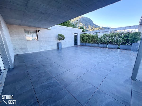 Elegante attico con grandissima terrazza coperta 3