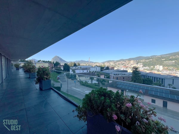 Elegante attico con grandissima terrazza coperta 2