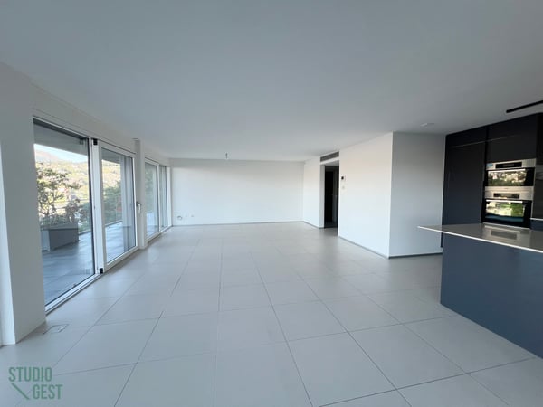 Elegante attico con grandissima terrazza coperta 8