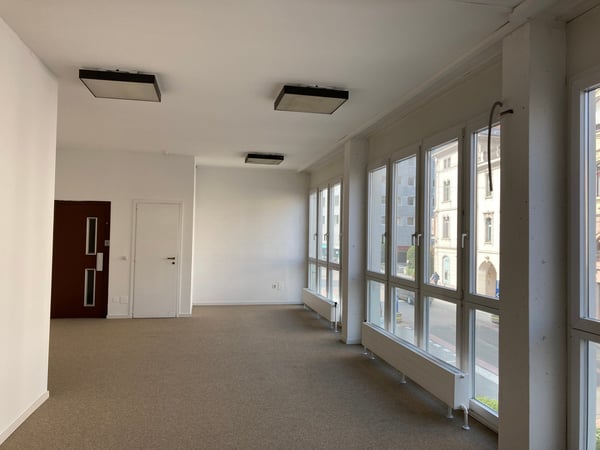 Luminosi locali commerciali in affitto al primo piano in ottima posizione centrale a Chiasso 1