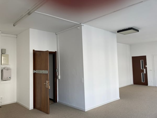 Luminosi locali commerciali in affitto al primo piano in ottima posizione centrale a Chiasso 2