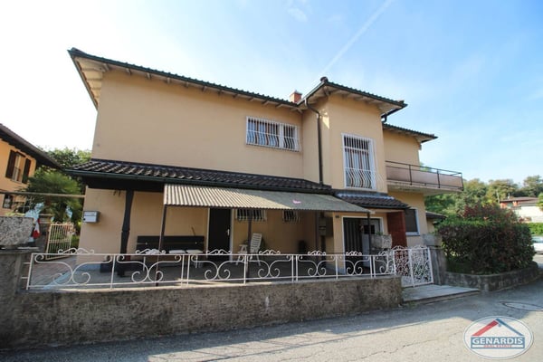 Proprietà composta da casa bifamiliare + casa singola e vasto giardino 3
