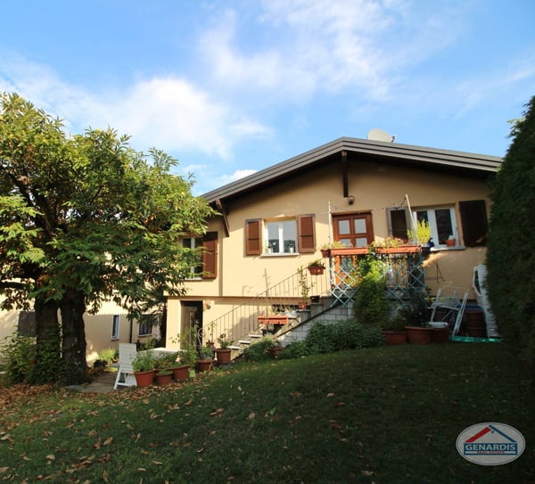 Proprietà composta da casa bifamiliare + casa singola e vasto giardino 4