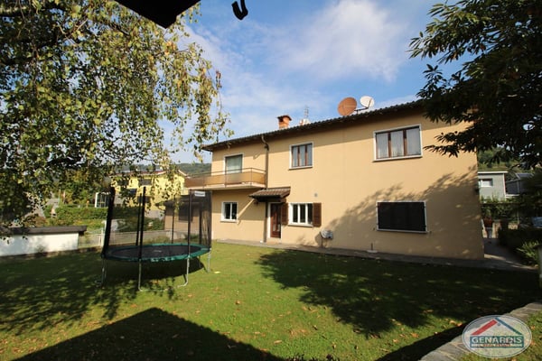 Proprietà composta da casa bifamiliare + casa singola e vasto giardino 12
