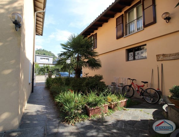 Proprietà composta da casa bifamiliare + casa singola e vasto giardino 13