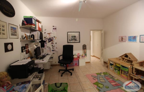 Proprietà composta da casa bifamiliare + casa singola e vasto giardino 9