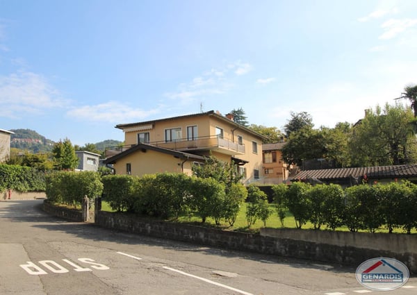 Proprietà composta da casa bifamiliare + casa singola e vasto giardino 2