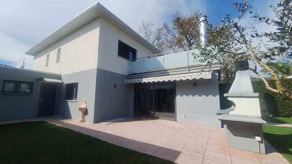 Comodità,  Soleggiata,  Elegante,  Moderna, Spaziosa Villa con giardino 1