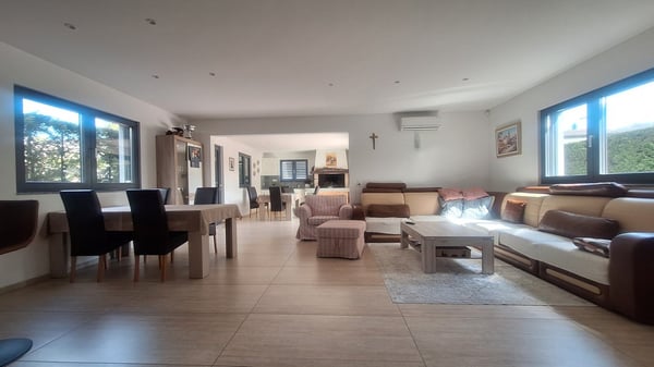 Comodità,  Soleggiata,  Elegante,  Moderna, Spaziosa Villa con giardino 7