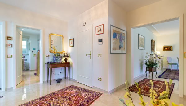 Elegante Attico con Vista Aperta e Piscina Panoramica – Porza (Lugano) 12