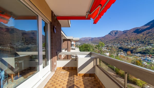 Elegante Attico con Vista Aperta e Piscina Panoramica – Porza (Lugano) 5