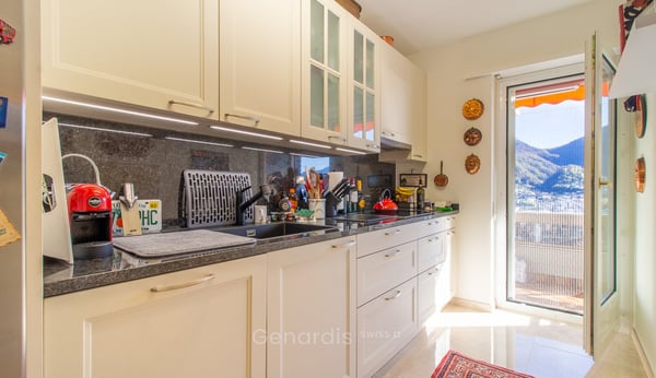 Elegante Attico con Vista Aperta e Piscina Panoramica – Porza (Lugano) 13