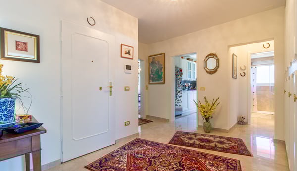 Elegante Attico con Vista Aperta e Piscina Panoramica – Porza (Lugano) 11