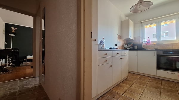 Soleggiato, comodità, appartamento con ampio balcone, cantina, posto auto 9