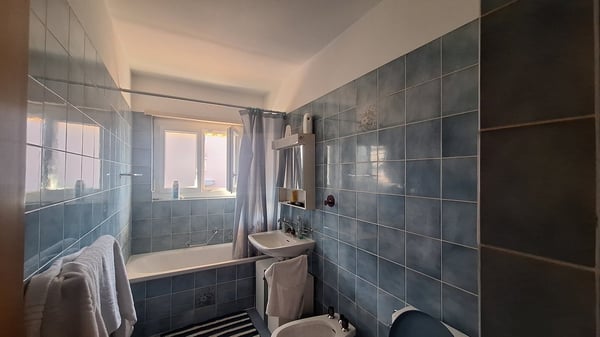 Soleggiato, comodità, appartamento con ampio balcone, cantina, posto auto 13