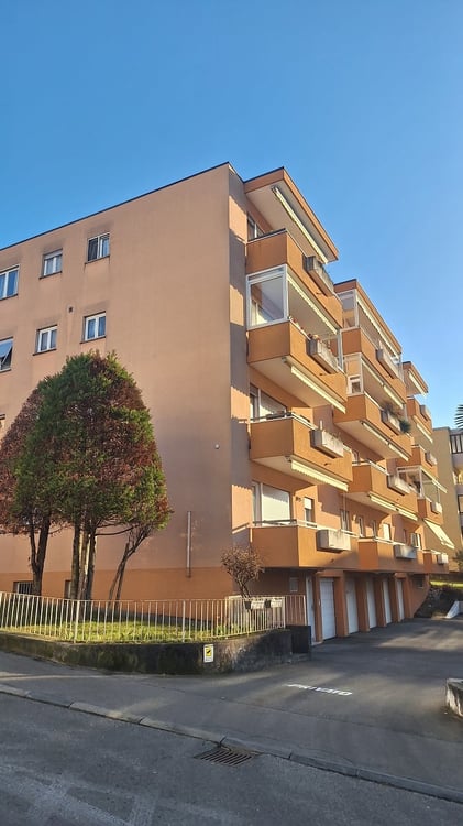 Soleggiato, comodità, appartamento con ampio balcone, cantina, posto auto 1