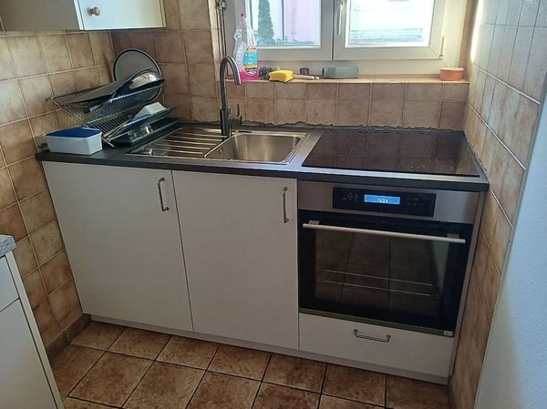 Soleggiato, comodità, appartamento con ampio balcone, cantina, posto auto 10