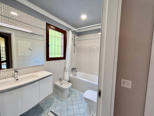 Edificio misto residenziale/commerciale in zona strategica 7