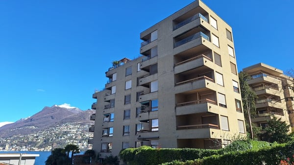 Fronte Lago,,   Spazioso Appartamento loc 1.5, due bagni,  con Terrazza, cantina. 2