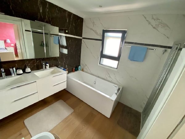 Comodità,  Soleggiata,  Elegante,  Moderna, Spaziosa Villa con giardino 12