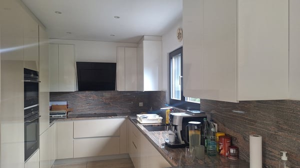 Comodità,  Soleggiata,  Elegante,  Moderna, Spaziosa Villa con giardino 11