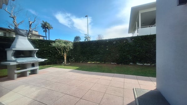 Comodità,  Soleggiata,  Elegante,  Moderna, Spaziosa Villa con giardino 1