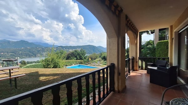 Vista lago,  Spazioso appartamento di 1.5 locali con Terrazza,  piscina ad Agno 1