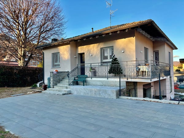 Villa indipendente con 1000 mq di giardino a soli 10 min. dalla Svizzera 1