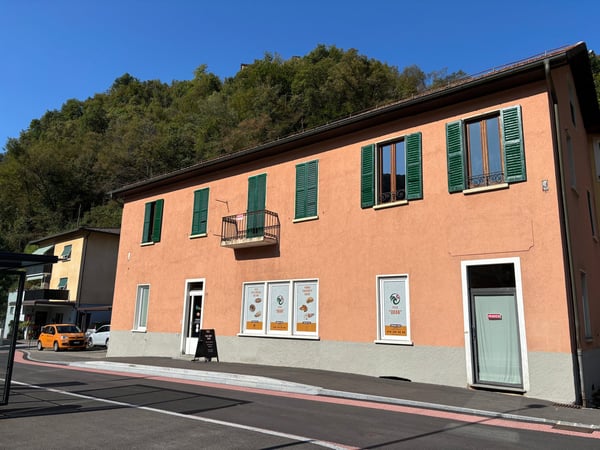 Edificio misto residenziale/commerciale in zona strategica 9