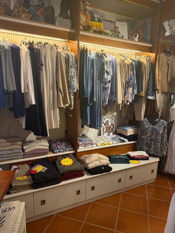 Cedesi negozio di abbigliamento in essere da 30 anni 4