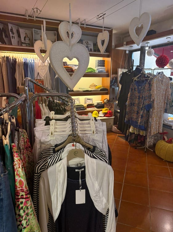 Cedesi negozio di abbigliamento in essere da 30 anni 5