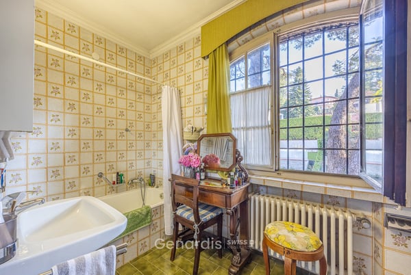 Elegante Villa con Piscina e Vista Panoramica a Collina d'Oro 15
