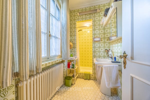 Elegante Villa con Piscina e Vista Panoramica a Collina d'Oro 14