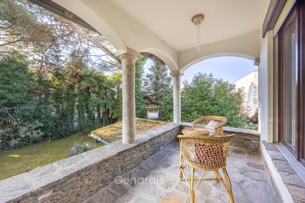 Elegante Villa con Piscina e Vista Panoramica a Collina d'Oro 21