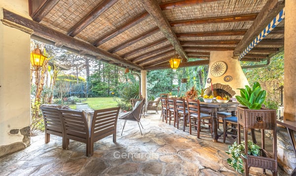 Elegante Villa con Piscina e Vista Panoramica a Collina d'Oro 11
