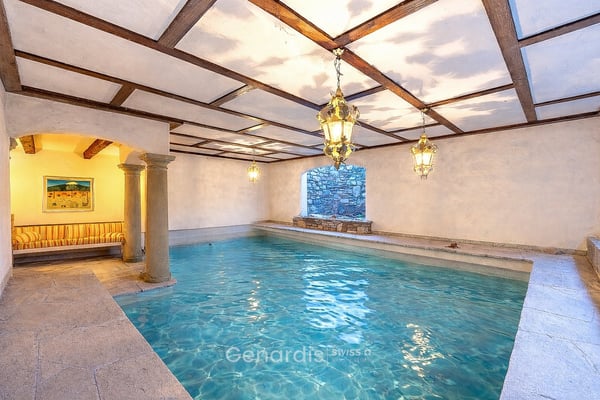 Elegante Villa con Piscina e Vista Panoramica a Collina d'Oro 16