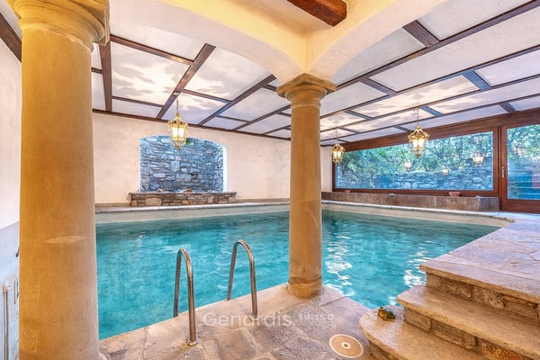 Elegante Villa con Piscina e Vista Panoramica a Collina d'Oro 17