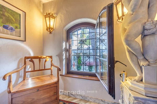 Elegante Villa con Piscina e Vista Panoramica a Collina d'Oro 18