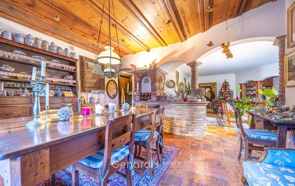 Elegante Villa con Piscina e Vista Panoramica a Collina d'Oro 7