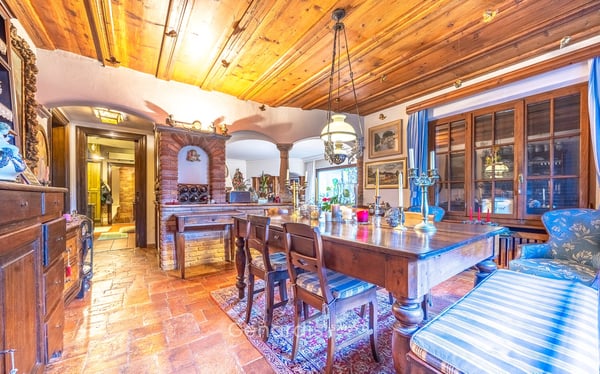 Elegante Villa con Piscina e Vista Panoramica a Collina d'Oro 8