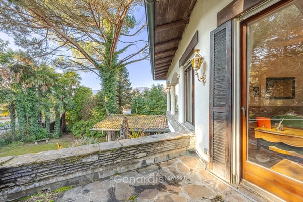 Elegante Villa con Piscina e Vista Panoramica a Collina d'Oro 27