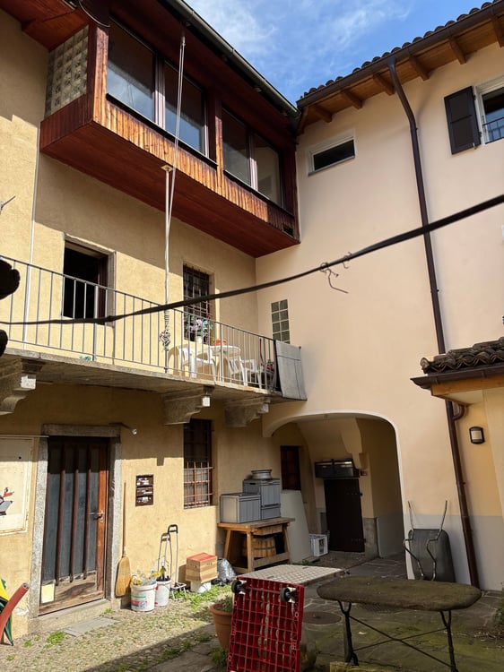 Casa di 3 appartamenti da ristrutturare, giardino con pergola, rustico e bosco 1